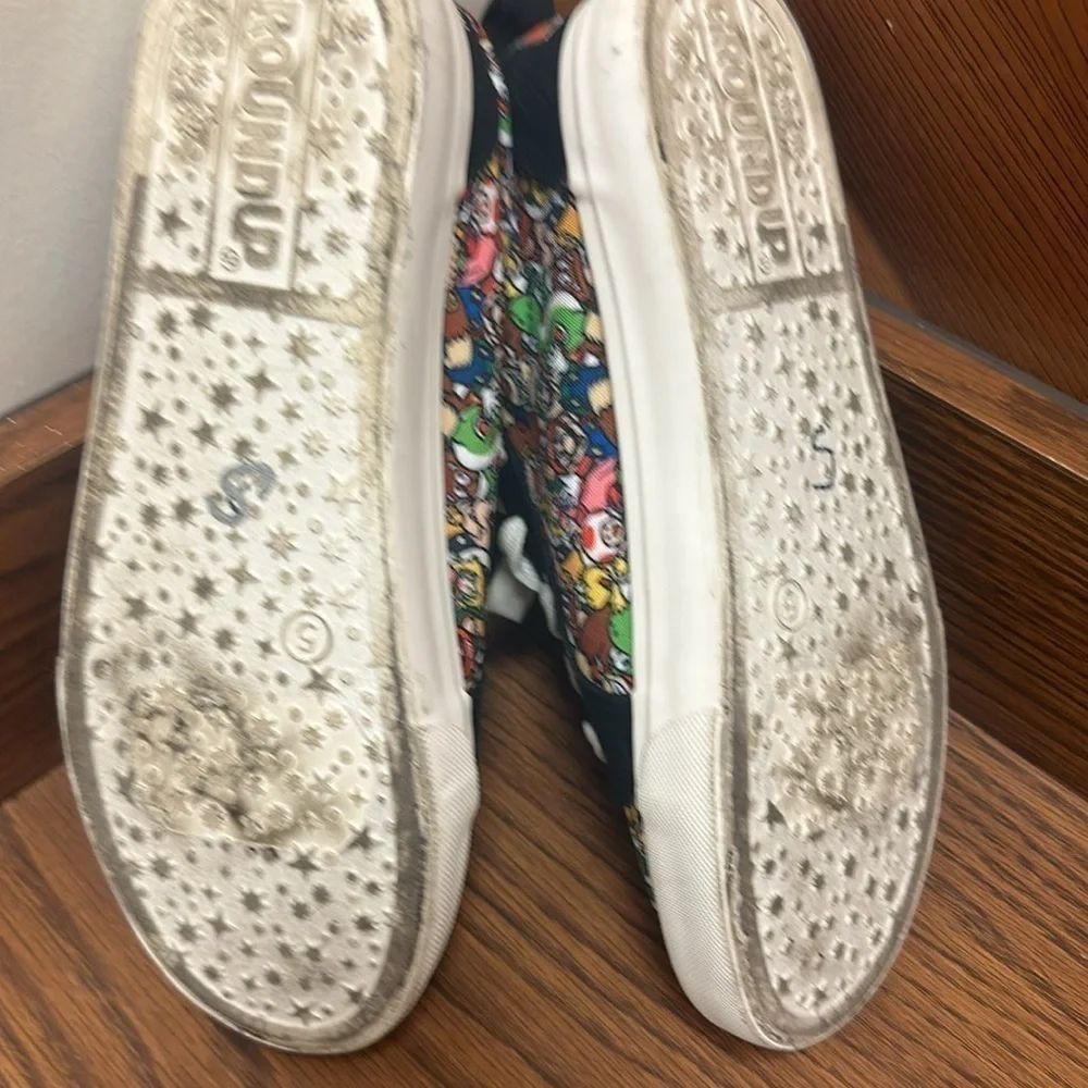 Super Mario Boys athletic shoes size 5